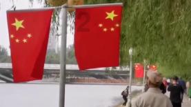 重庆：撞倒横穿篮球场老人，要不要赔？中学生全神贯注比赛，倒退奔跑中撞倒老人